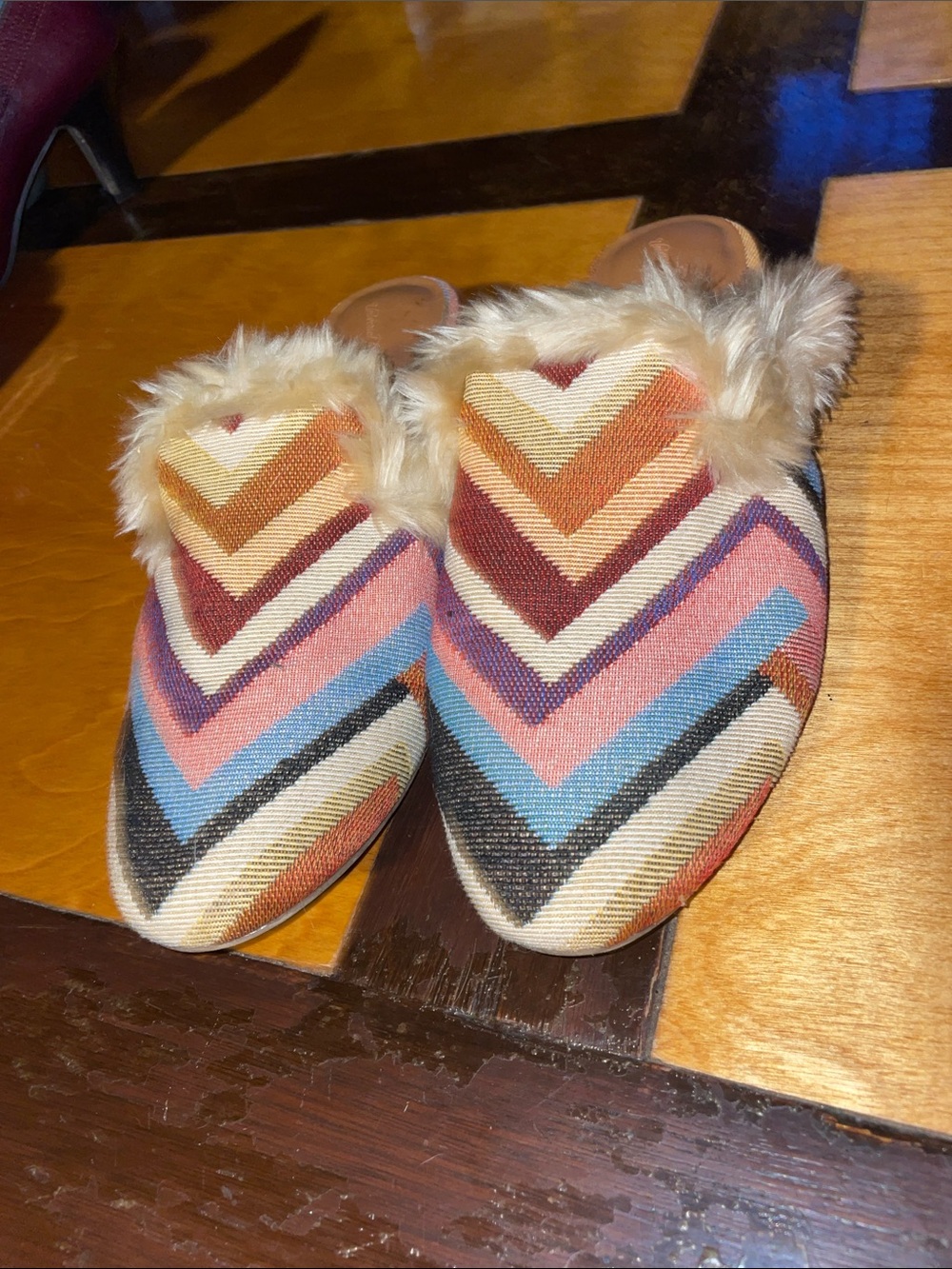 Universal Threads Multicolor Chevron Faux-Fur Mule Slipper-Mules - Women 8.5
